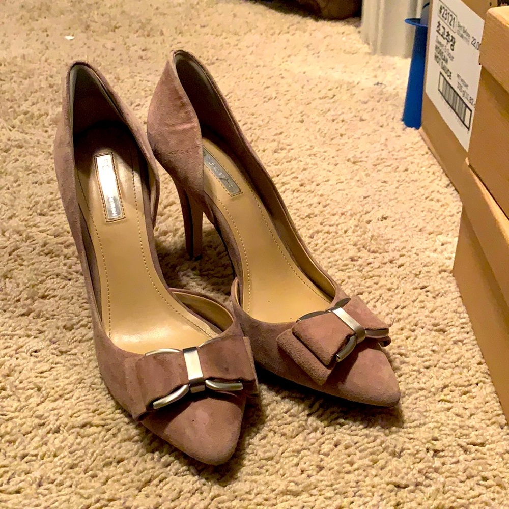 BCBGeneration gray suede bow pumps Chester